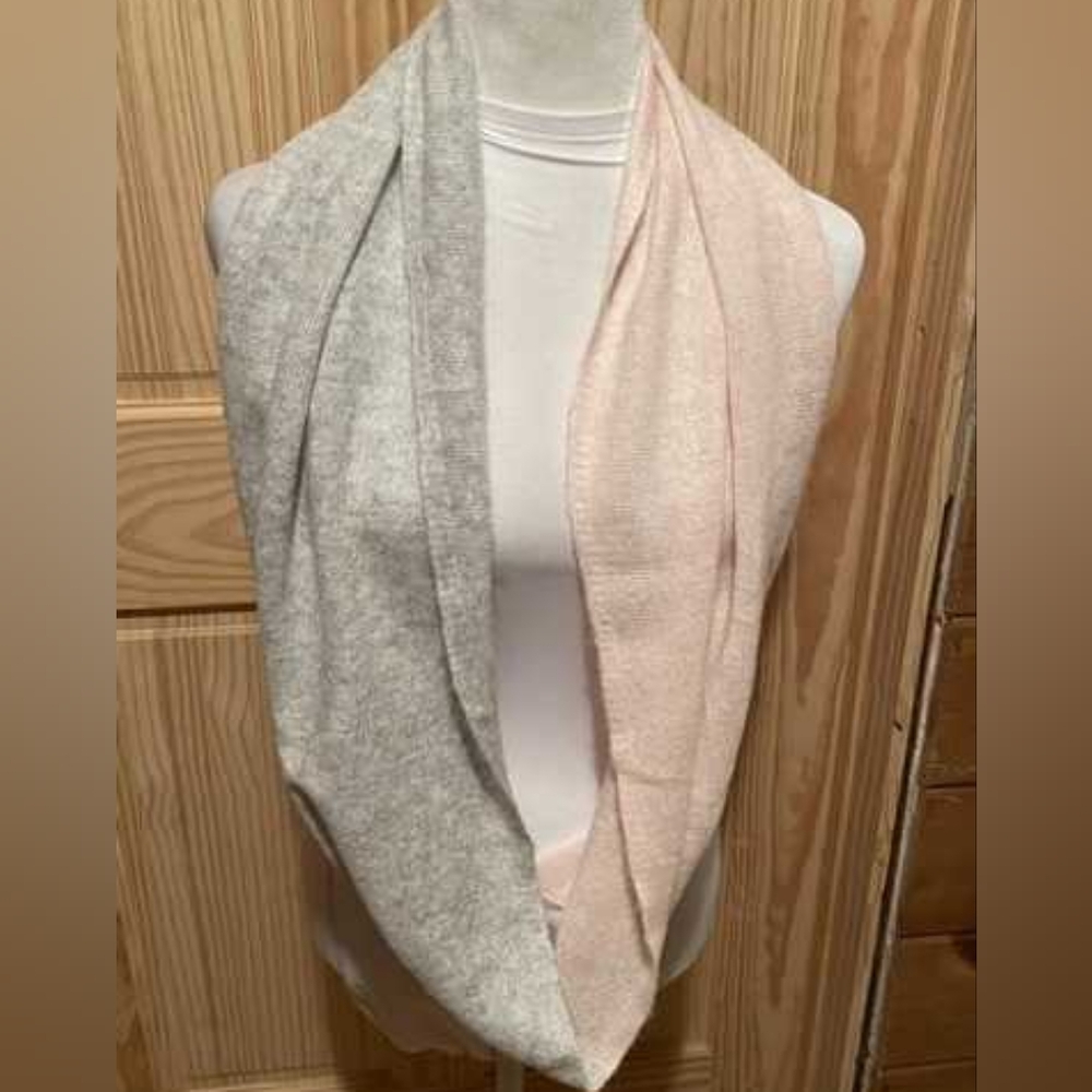 NWT Hannah Rose Cashmere Infinity Scarf Pale Pink & Heathered Gray